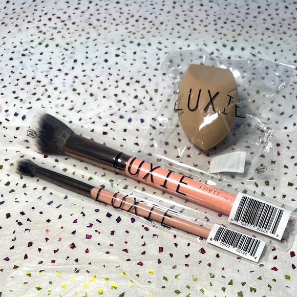 2 Luxie Rose Gold Makeup Brushes and Blender Sponge - Picture 3 of 3